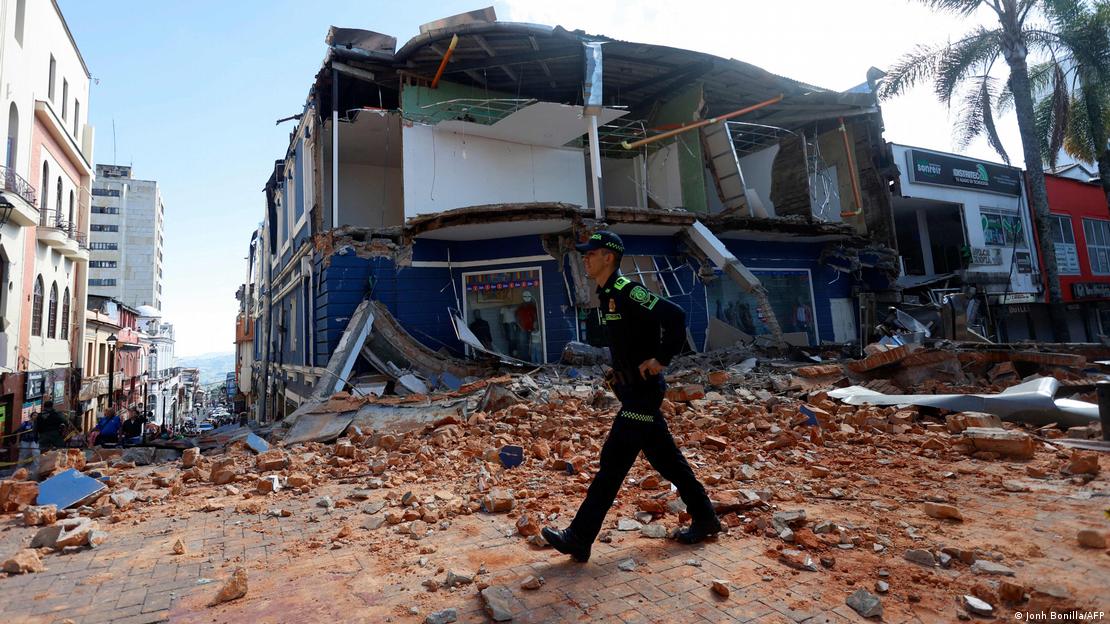 Un policía camina entre escombros: imagen de la destrucción en Manizales, Colombia, luego del sismo que dejó al menos 169 víctimas mortales