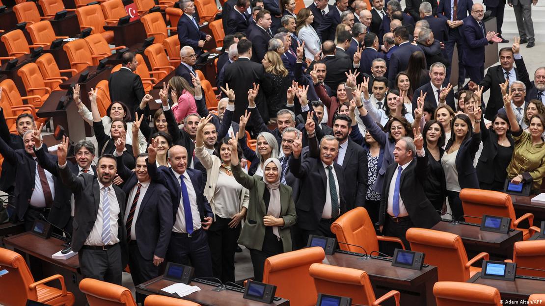 TBMM Genel Kurul'da yasa kabul edildikten sonra DEM Parti vekilleri zafer işareti yapıyor TBMM Genel Kurul'da yasa kabul edildikten sonra DEM Parti vekilleri zafer işareti yapıyor