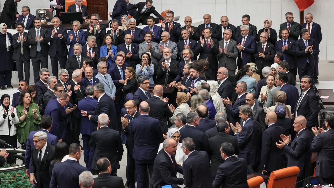 TBMM Genel Kurulu'nda yasanın kabul edilmesinden sonra yasaya destek veren vekiller birbirini tebrik ederek alkışlıyor TBMM Genel Kurulu'nda yasanın kabul edilmesinden sonra yasaya destek veren vekiller birbirini tebrik ederek alkışlıyor