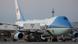 El avión, con un elevador de abastecimiento al lado, similar al que podría haber utilizado Donald Trump para abandonar en secreto la aeronave. El avión, con un elevador de abastecimiento al lado, similar al que podría haber utilizado Donald Trump para abandonar en secreto la aeronave.