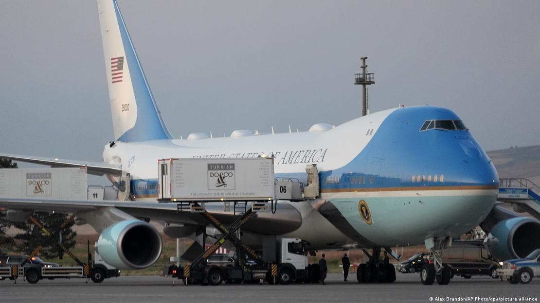 Air Force One'a konteynerle yemek ve içecek yüklenirken görülüyor. Air Force One'a konteynerle yemek ve içecek yüklenirken görülüyor.