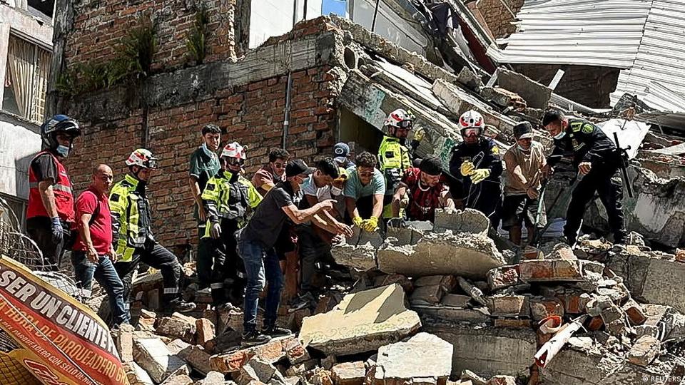 Rescatistas trabajan entre los escombros en Pereira, Colombia, tras el devastador sismo. 