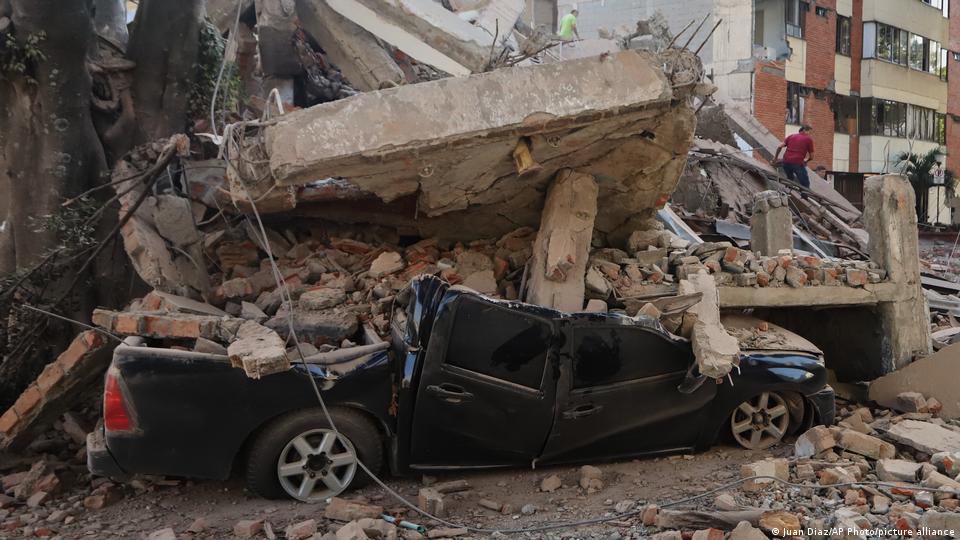 Un automóvil completamente aplastado bajo restos de un edificio, en Cali.