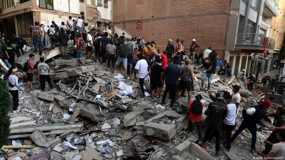 Consecuencias devastadoras del terremoto en Colombia. Aquí, una imagen del municipio de Pereira, donde la gente se reúne junto a las ruinas de un edificio derrumbado.