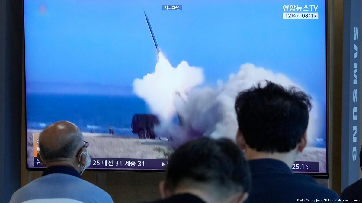 Südkorea Seoul 2026 | Nordkoreanischer Raketentest in TV-Nachrichten am Bahnhof Seoul 2026年8月,韩国人在观看朝鲜导弹试验的电视新闻。