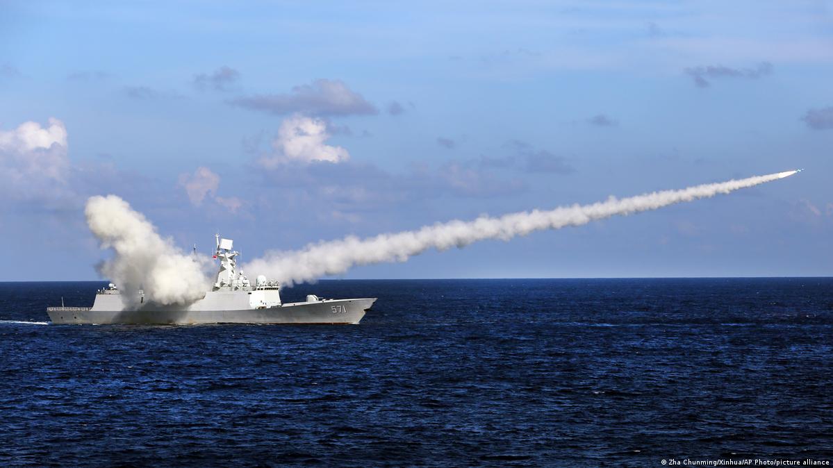中国“运城”号导弹护卫舰在中国海南岛与西沙群岛附近海域举行的军事演习期间发射了一枚反舰导弹。