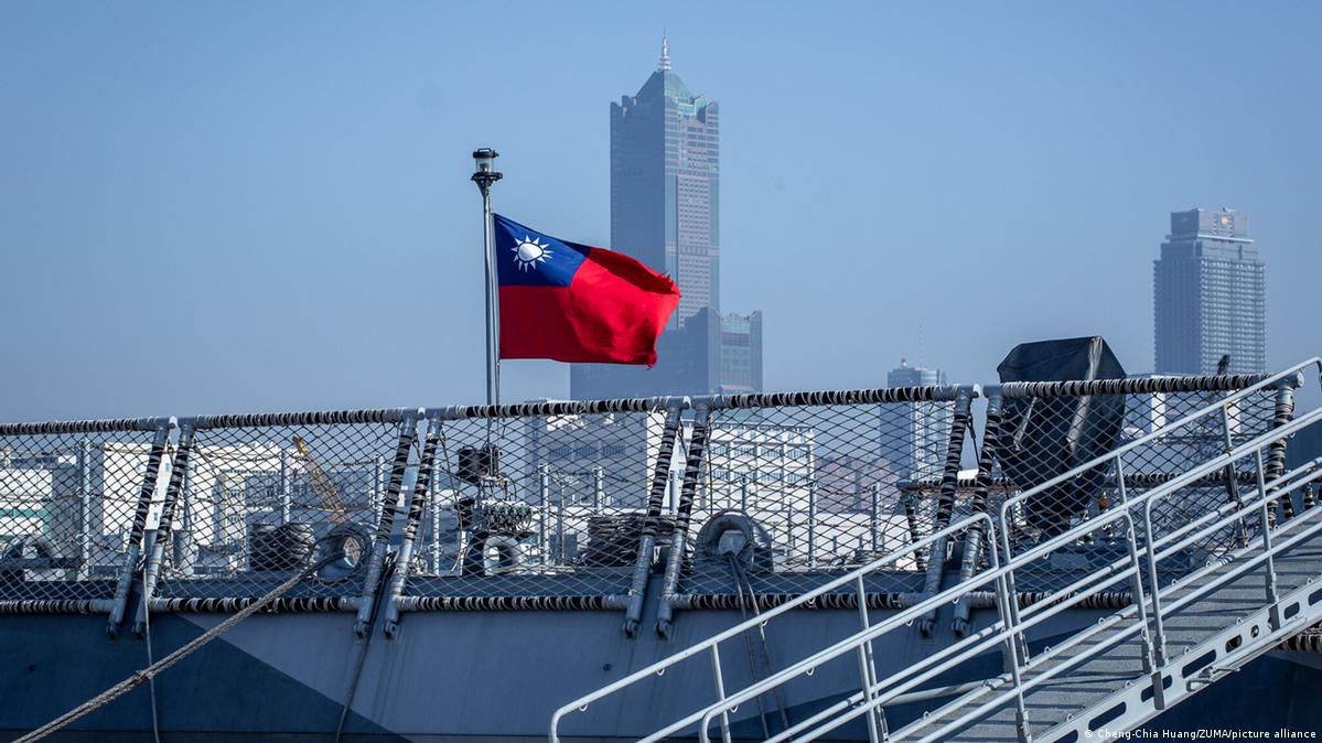 Taiwan Kaohsiung 2025 | Küstenverteidigung während chinesischer Militärübungen 学者指出,新修订的《国防动员法》令在中国大陆经营的台商陷入尴尬处境。图为2025年中国对台军演期间,台湾高雄一艘军舰停泊在港口。