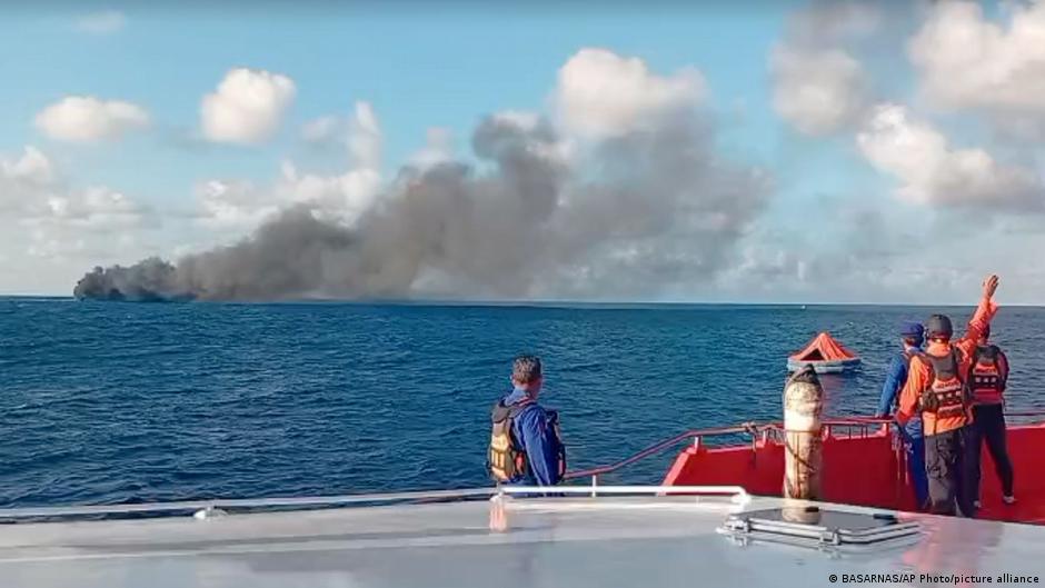 Drama en el Paraíso: Incendio de Barco Turístico en Bali Desata Búsqueda Desesperada de Desaparecidos