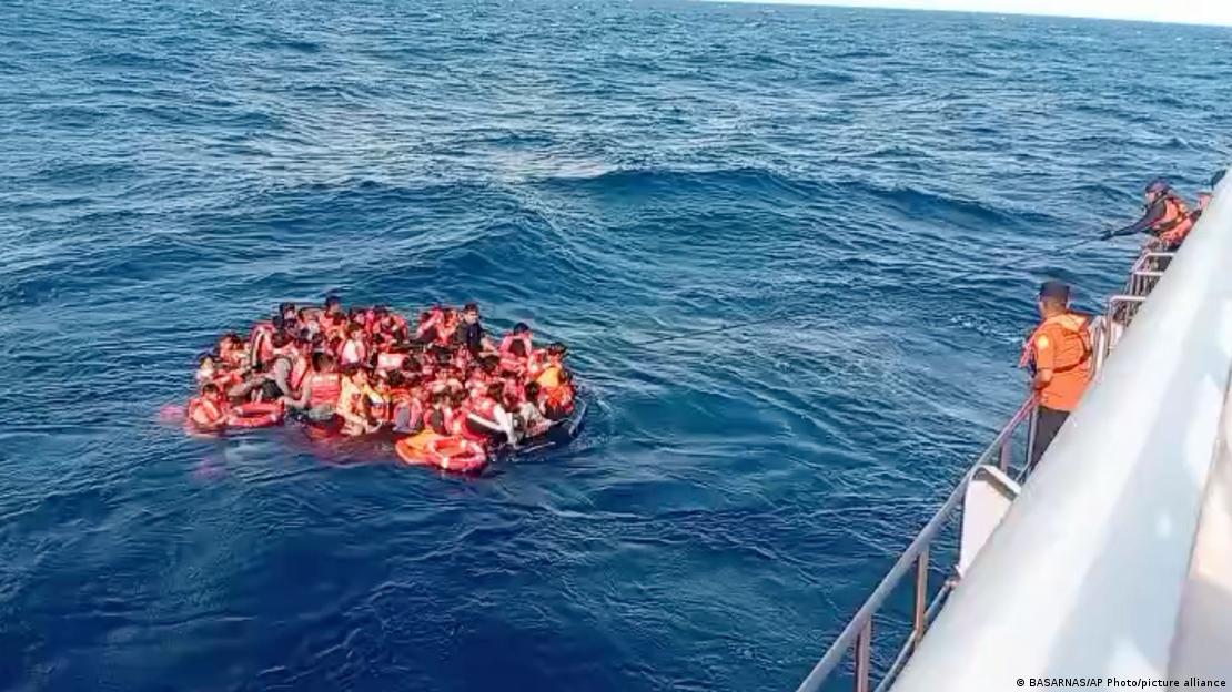 Pasajeros rescatados en botes tras el incendio de un ferry en Indonesia. (12.08.2026). Pasajeros rescatados en botes tras el incendio de un ferry en Indonesia. (12.08.2026).
