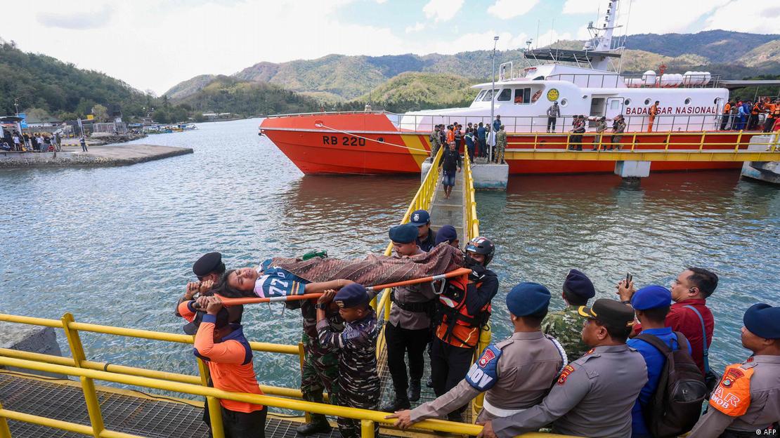 Varios rescatistas transportan en una camilla a un pasajero evacuado tras el incendio de un ferry en Indonesia. Varios rescatistas transportan en una camilla a un pasajero evacuado tras el incendio de un ferry en Indonesia.