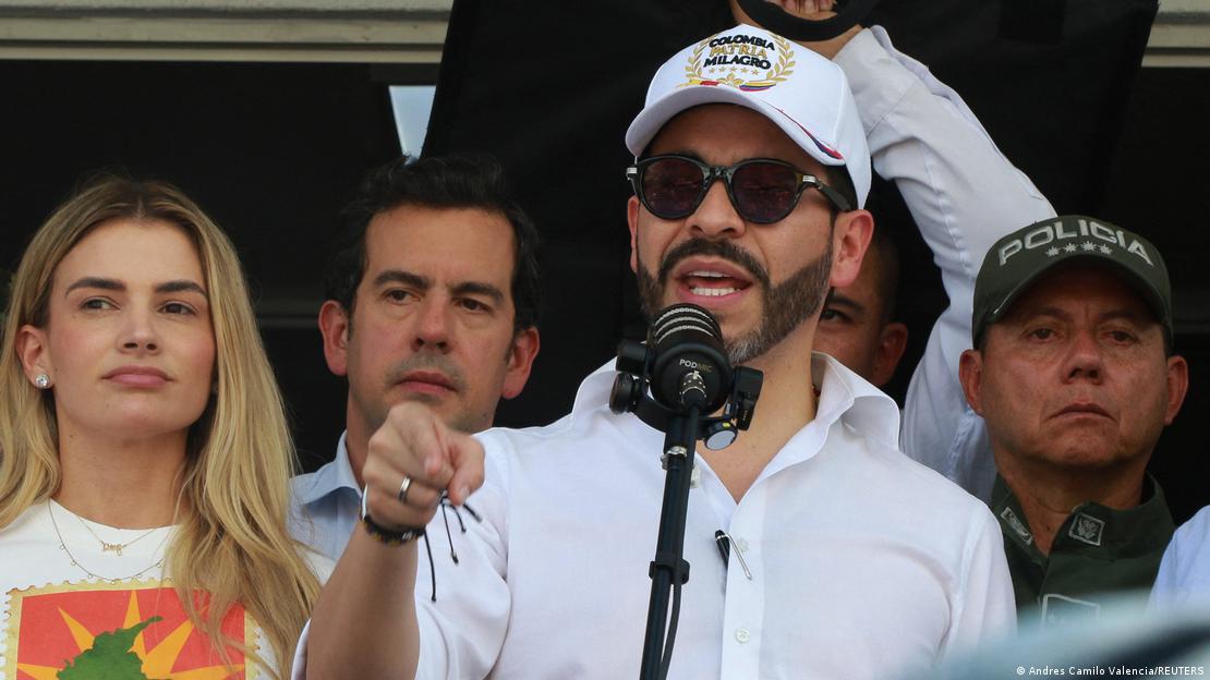 El presidente de Colombia, Abelardo de la Espriella, habla durante su visita a Manizales, afectada por el terremoto.