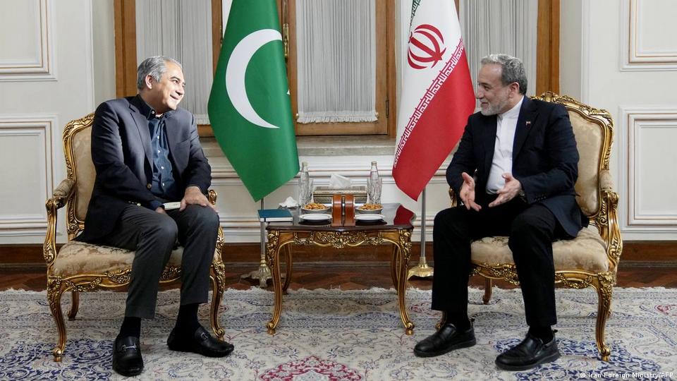 عباس عراقچی وزیر خارجه جمهوری اسلامی ایران در حال گفتوگو با محسن نقوی، وزیر کشور پاکستان عباس عراقچی وزیر خارجه جمهوری اسلامی ایران در حال گفتوگو با محسن نقوی، وزیر کشور پاکستان