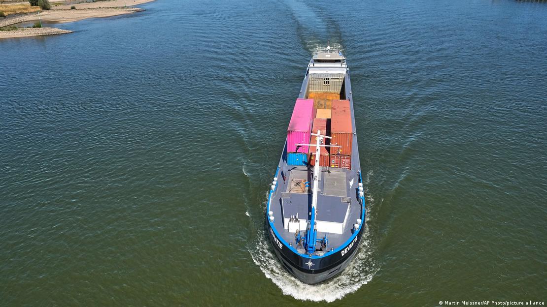 Pequeno navio de carga navega pelo Reno