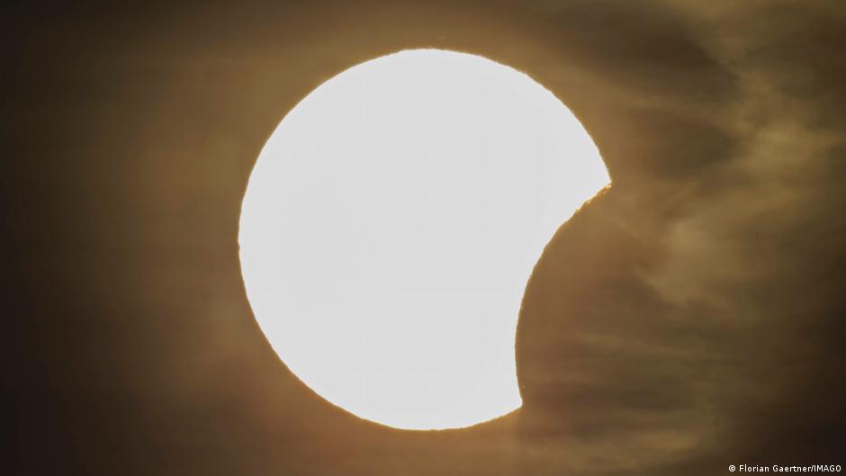 El eclipse solar empezó en los confines del Ártico ruso y se dirige a España