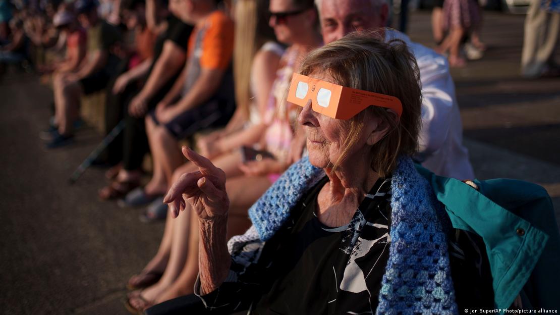Gente en Liverpool observando el eclipse solar. 