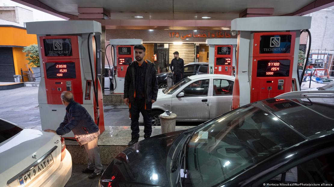 Hombres en una gasolinera en Irán. Hombres en una gasolinera en Irán.