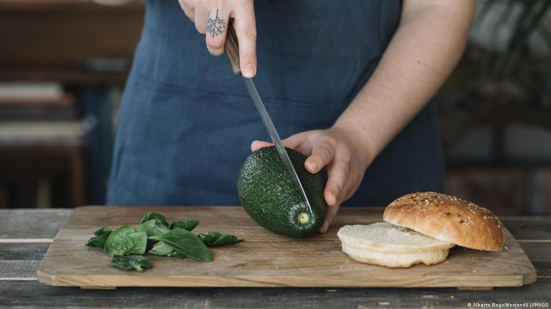 Preparación de un aguacate para una hamburguesa.