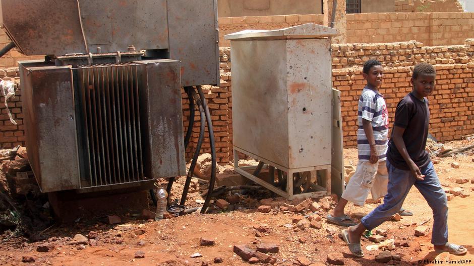 السودان في الظلام.. استهداف محطات الكهرباء يهدد حياة المرضى ويشل الخدمات