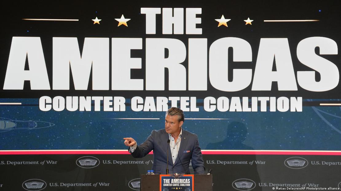 Pete Hegseth habla en el estrado en la Cumbre Aticárteles reunida en Panamá. Pete Hegseth habla en el estrado en la Cumbre Aticárteles reunida en Panamá.