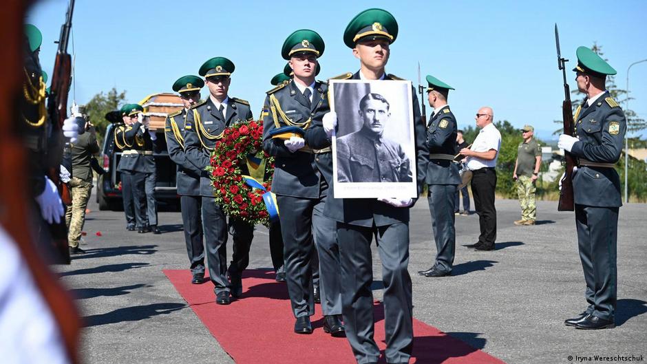 Прах засновника ОУН Євгена Коновальця перевезли в Україну