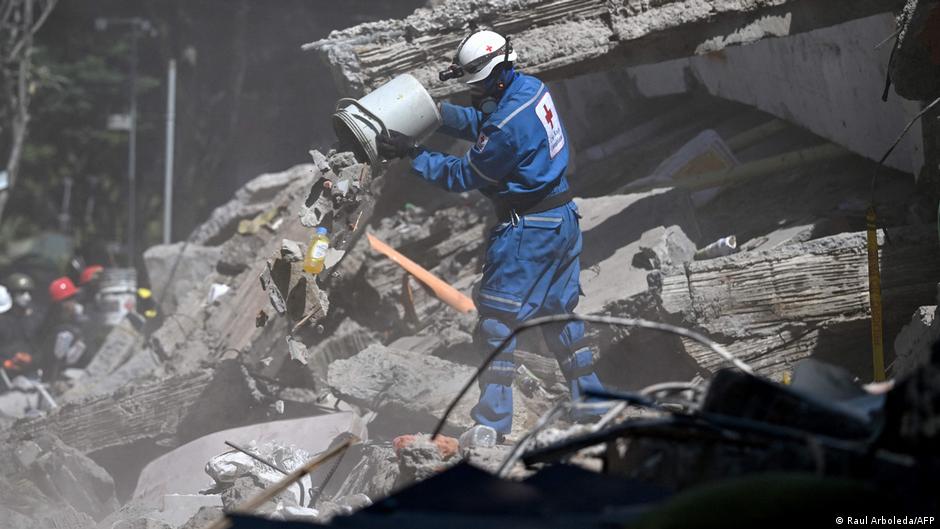 Sube a 329 la cifra de muertos por terremoto en Colombia