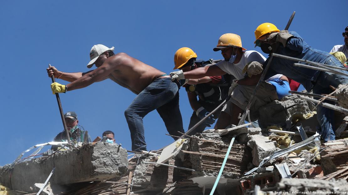 Habitantes y equipos de rescate de Cali trabajan excavando entre los escombros para buscar a sobrevivientes del terremoto. Habitantes y equipos de rescate de Cali trabajan excavando entre los escombros para buscar a sobrevivientes del terremoto.