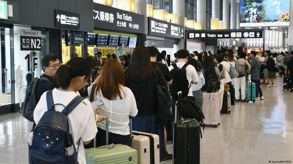 Los pasajeros varados abarrotan el Aeropuerto Internacional Narita, cerca de Tokio, en la prefectura de Narita. Los pasajeros varados abarrotan el Aeropuerto Internacional Narita, cerca de Tokio, en la prefectura de Narita.