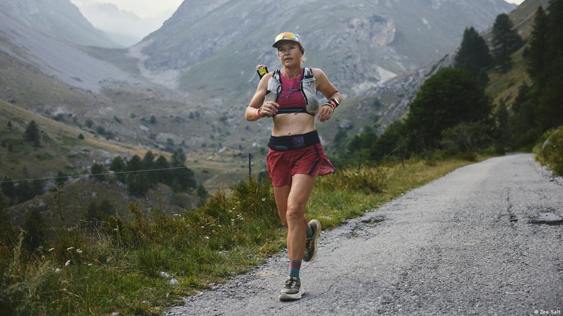 Una mujer corriendo por la montaña.