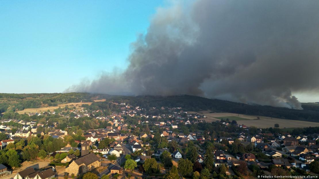 Densas columnas de humo en el horizonte debido a un incendio forestal se ven en la localidad alemana de Gey, en la región de Eifel, estado de Renania del Norte-Westfalia. (14.08.2026). Densas columnas de humo en el horizonte debido a un incendio forestal se ven en la localidad alemana de Gey, en la región de Eifel, estado de Renania del Norte-Westfalia. (14.08.2026).