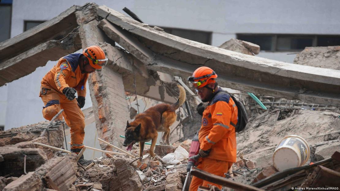 Cali, Colombia, 2026: equipos de búsqueda y rescate sobre los escombros de edificios tras un fuerte sismo.