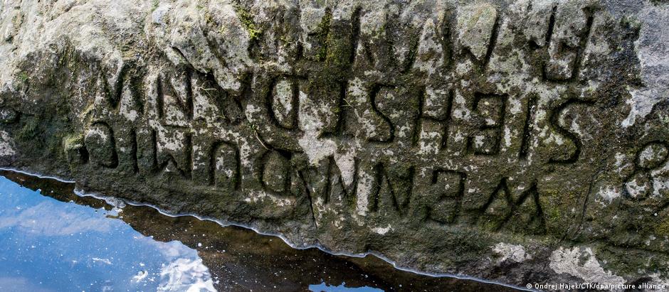 "Pedra da fome" de Decin com a inscrição "ao me ver, chore"