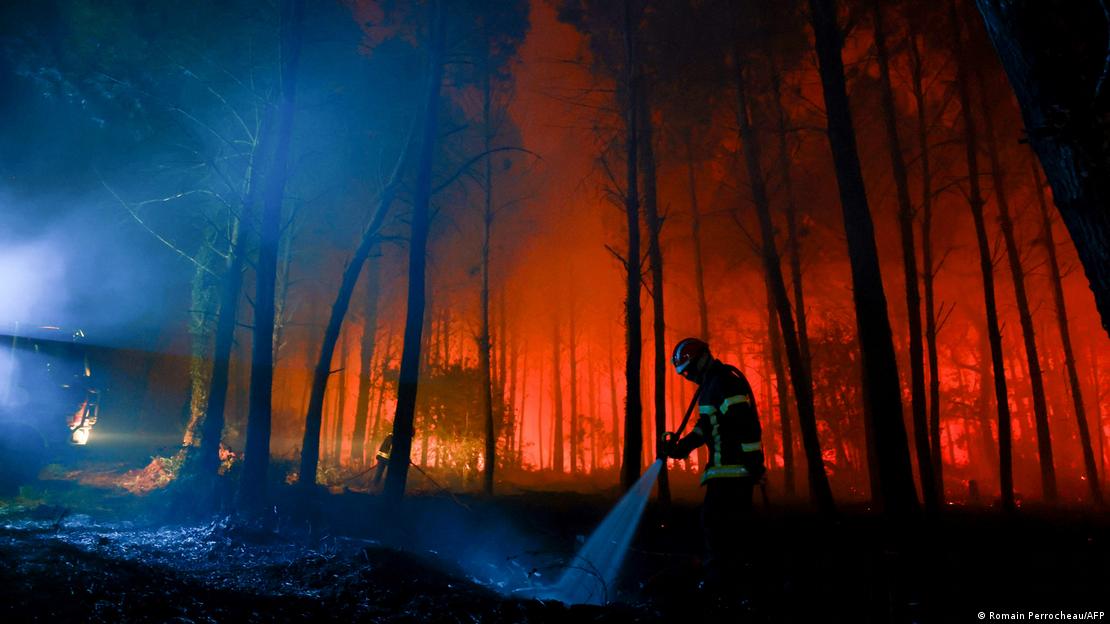 Bombeiro atua em incêndio na França