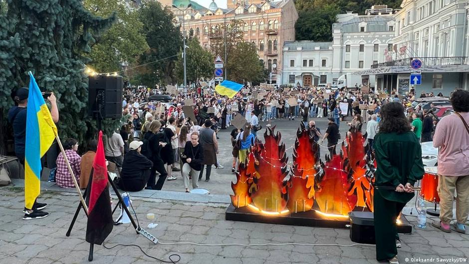 "Картонкові" протести в Києві: вимоги повернути Федорова та критика Умєрова