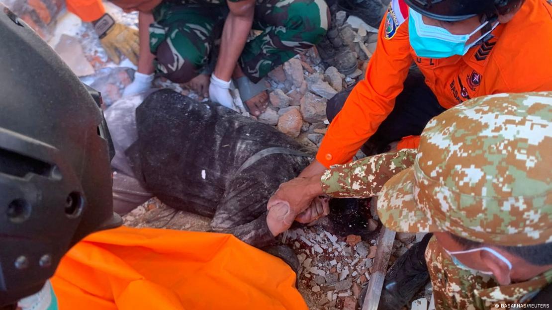 Rescate de una persona bajo los escombros de un edificio seriamente dañado por el terremoto en Sikka, provincia de Nusa Tenggara, Indonesia, el sábado (15.08.2026)