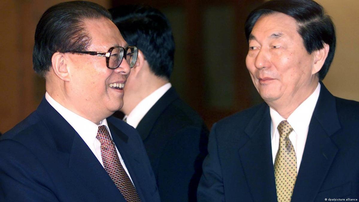 中国民众借江泽民百岁冥诞和朱镕基去世之际怀念经济高速发展的“改革开放”年代。图为江泽民与朱镕基于2001年4月在北京