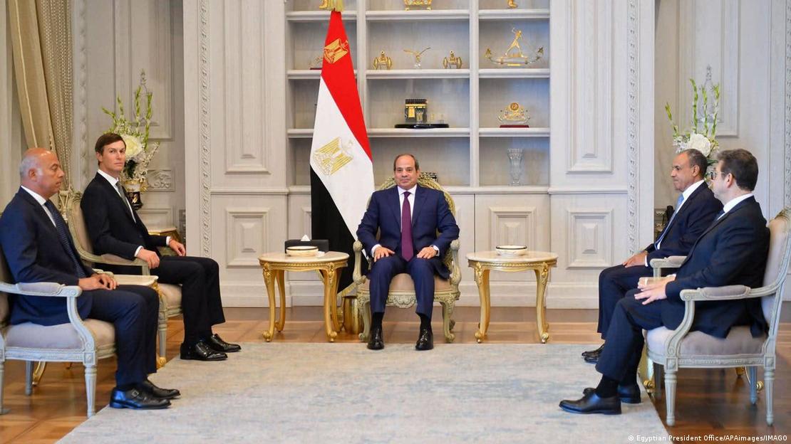 El enviado del presidente estadounidense (segundo por la izquierda), durante su reunión con el presidente de Egipto (en el centro).