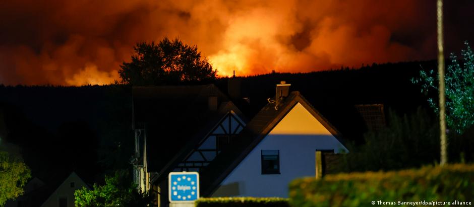 Várias partes da Alemanha estão sendo atingidas por incêndios. Em Monschau, a poucos metros da fronteira com a Bélgica, dezenas de moradores foram evacuados