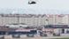 Helicóptero militar americano Black Hawk sobrevoa base militar do Campo Humphreys