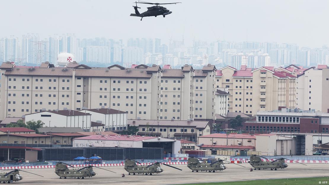 Helicóptero militar americano Black Hawk sobrevoa base militar do Campo Humphreys