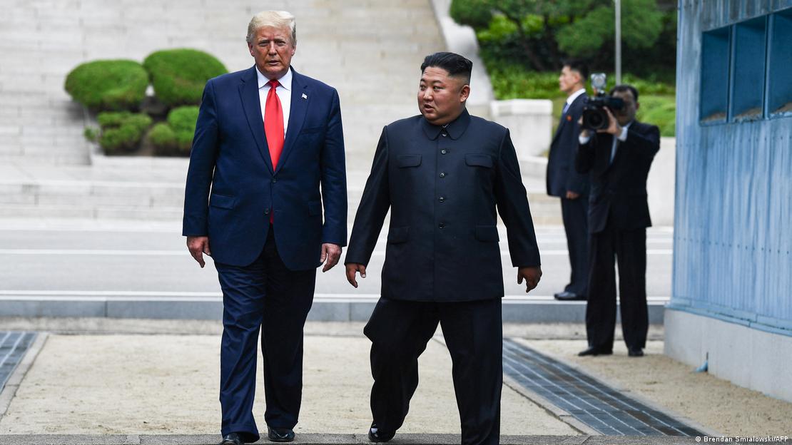Donald Trump e Kim Jong-un caminham lado a lado na zona desmilitarizada entre as Coreias em encontro de 2019