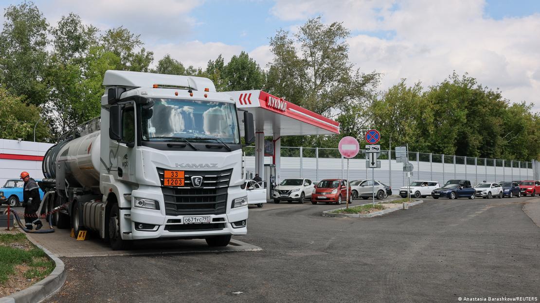 En Moscú, cola de autos para repostar combustible.