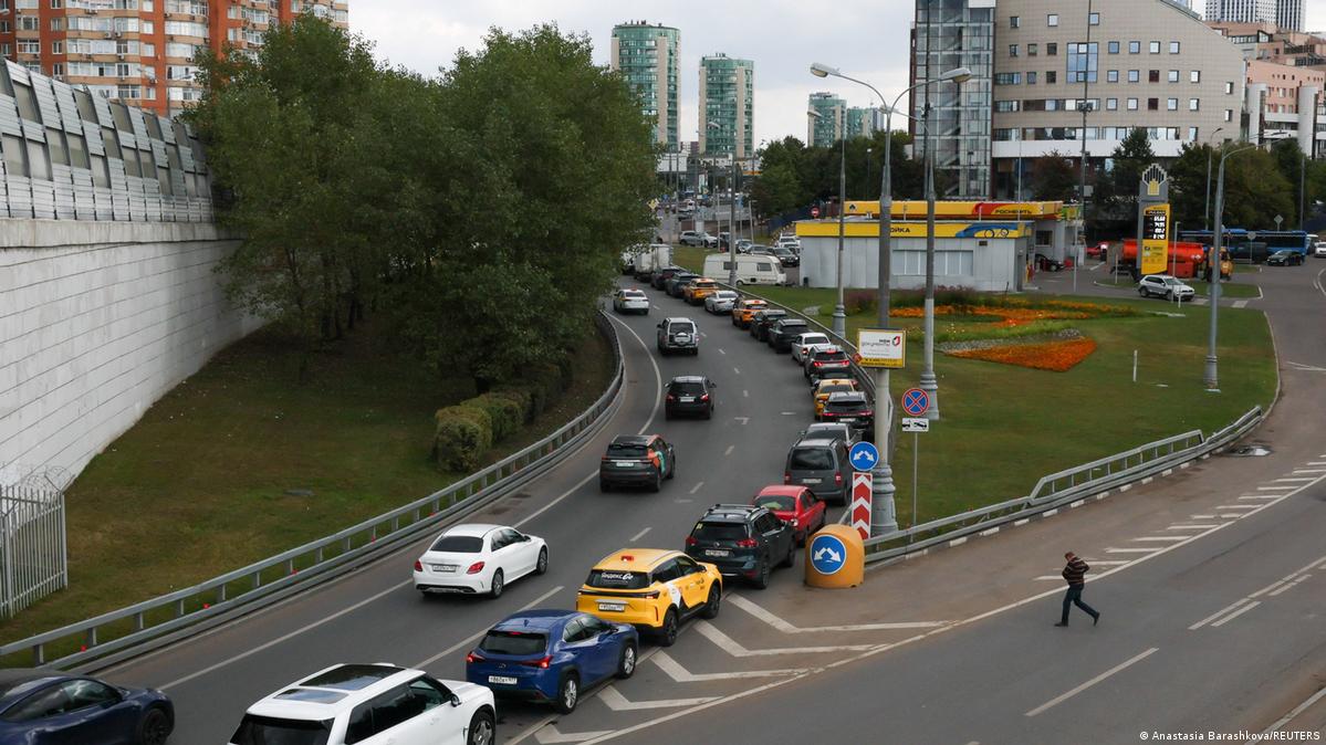 17 avqustda Moskvada Rosneft yanacaq doldurma məntəqəsində növbədə dayanmış avtomobillər Şəkil: Anastasia Barashkova/REUTERS