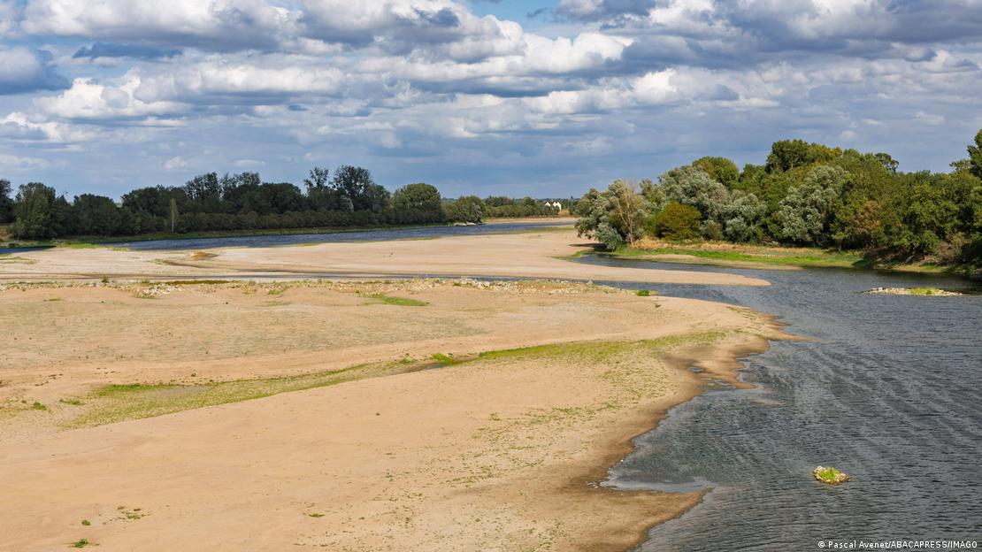 Montjean-sur-Loire yakınlarında Loire Nehri'nin su seviyesi belirgin biçimde düşmüş; geniş kumluk alanlar ve daralmış nehir yatağı açığa çıkmış durumda. Montjean-sur-Loire yakınlarında Loire Nehri'nin su seviyesi belirgin biçimde düşmüş; geniş kumluk alanlar ve daralmış nehir yatağı açığa çıkmış durumda.
