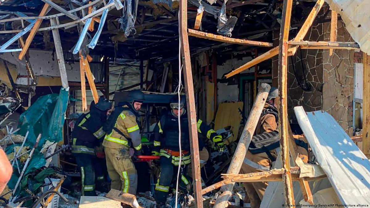 Ukrainian officials reported 10 dead and 18 wounded in Pechenihy in the Kharkiv region Image: Ukrainian Emergency Service/AP Photo/picture alliance