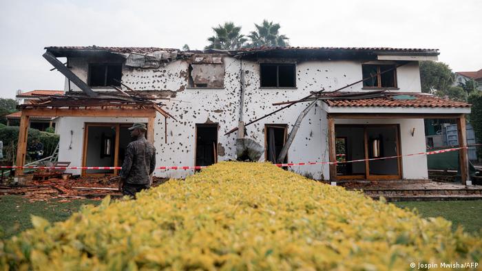 Vista general de una residencia privada dañada por un ataque con drones y balas en Goma