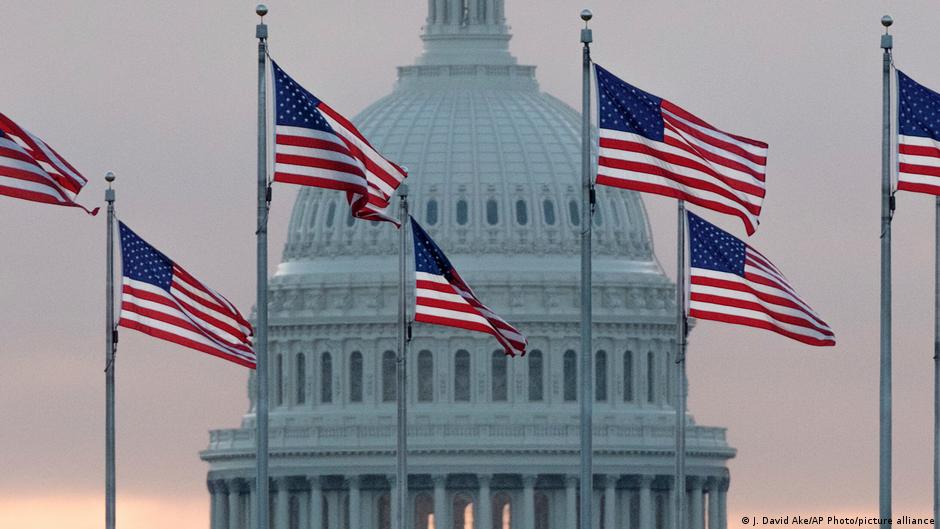 Член Конгресса США спасся вплавь после крушения самолета