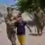 Espagne – Ceuta 2026 | Un mineur migrant escorté par des soldats jusqu’à la frontière.