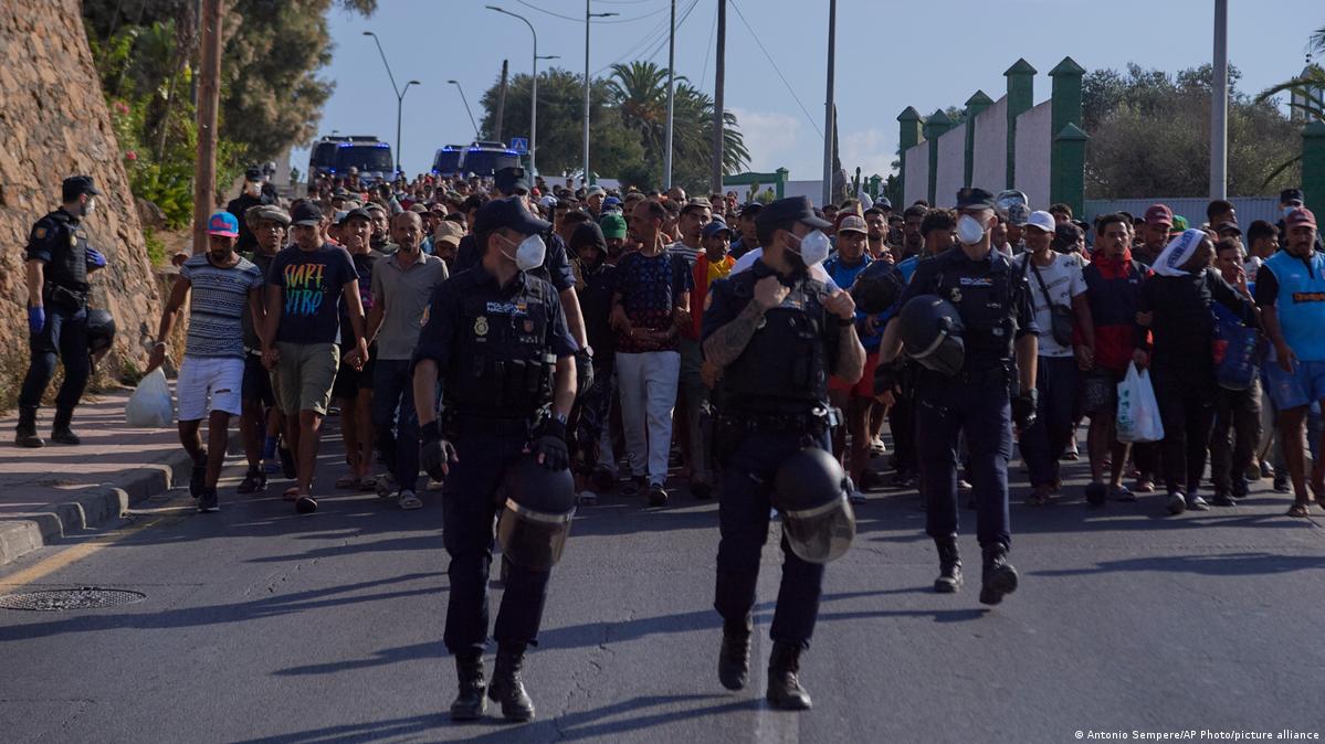 Spanien Ceuta 2026 | Migranten aus Marokko werden zu Unterkünften eskortiert