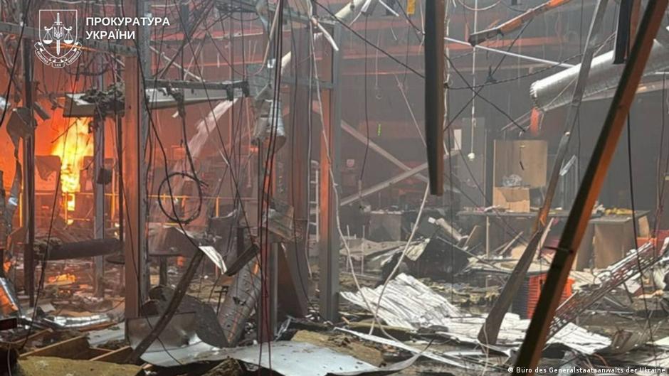 Війська РФ вдарили дроном по ТЦ у Кривому Розі: 6 загиблих, понад 90 поранених
