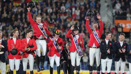 Gold für Deutschland: die deutsche Equipe der Springreiter feiern den WM-Titel